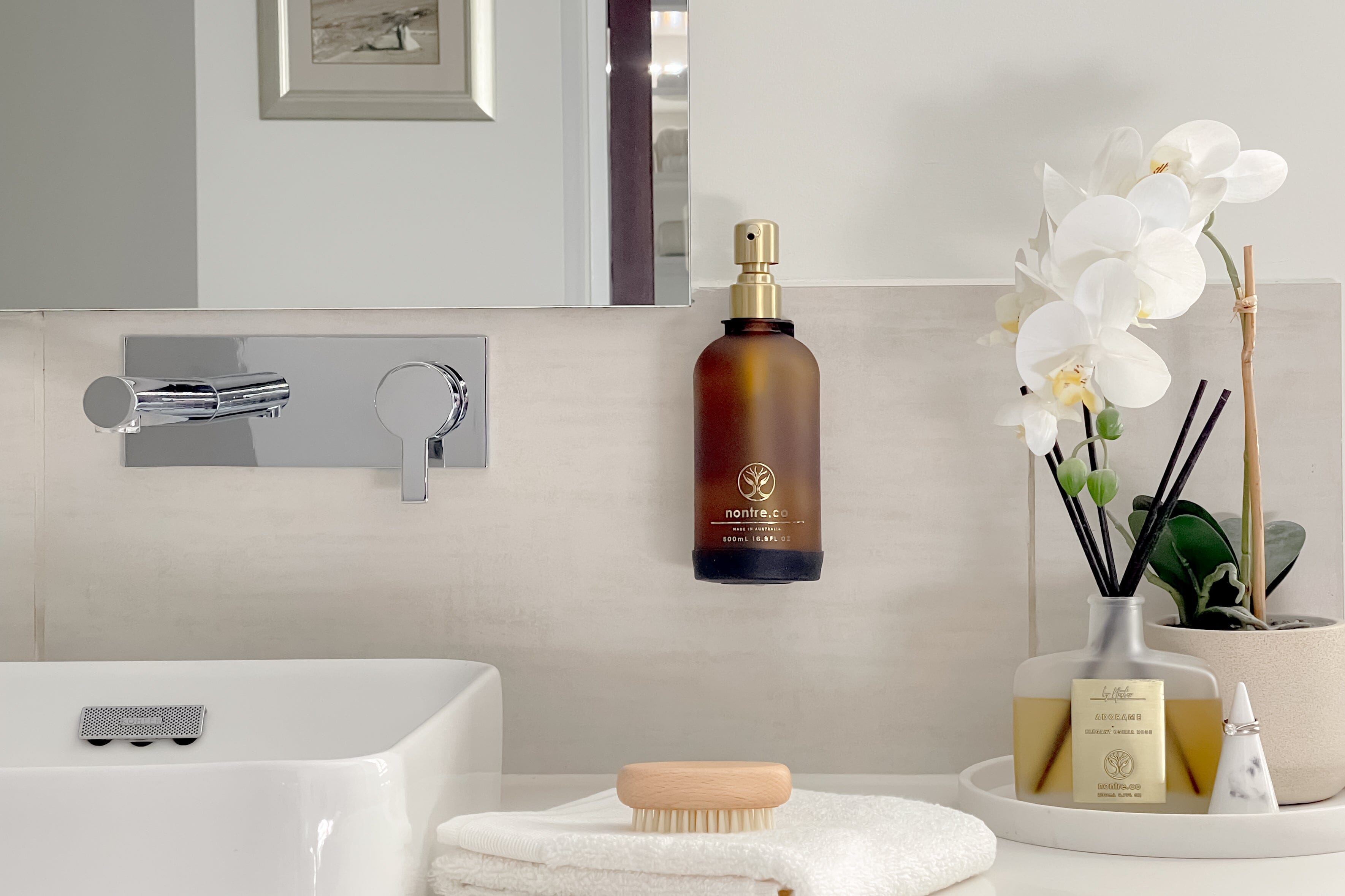 Nontre.co Wall Single Bracket for Glass Bottle - Black/White